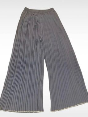 Pleated Wide-Leg Pants in Gray